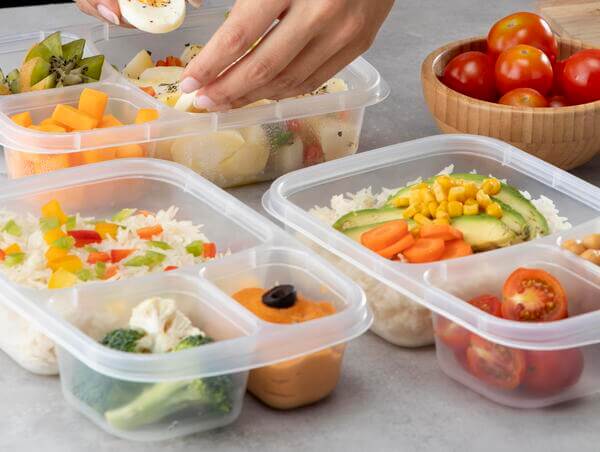 L'importance des tupperware ou boites de conservation en plastique pour conserver ses préparations plus longtemps. 