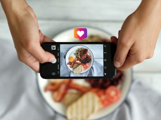 Bannière du septième article sur les meilleurs comptes Instagram de cuisine à suivre, avec un smartphone qui prend en photo un plat.