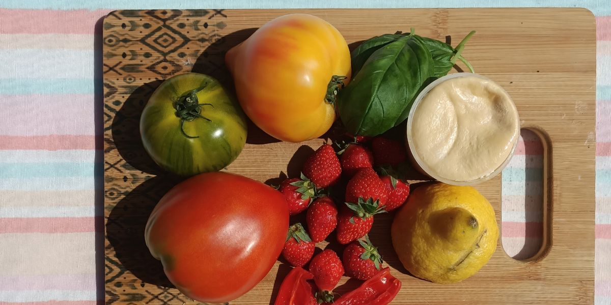 Une planche à découper en bois classique avec des fruits et légumes