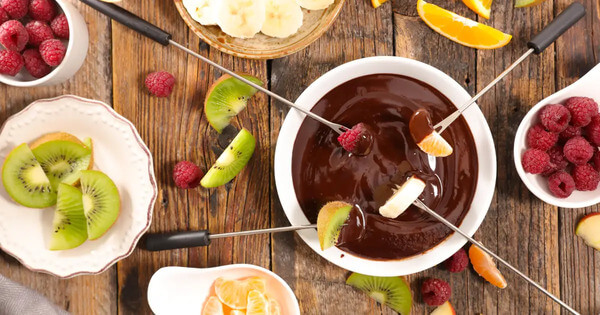 fondue au chocolat avec des fruits